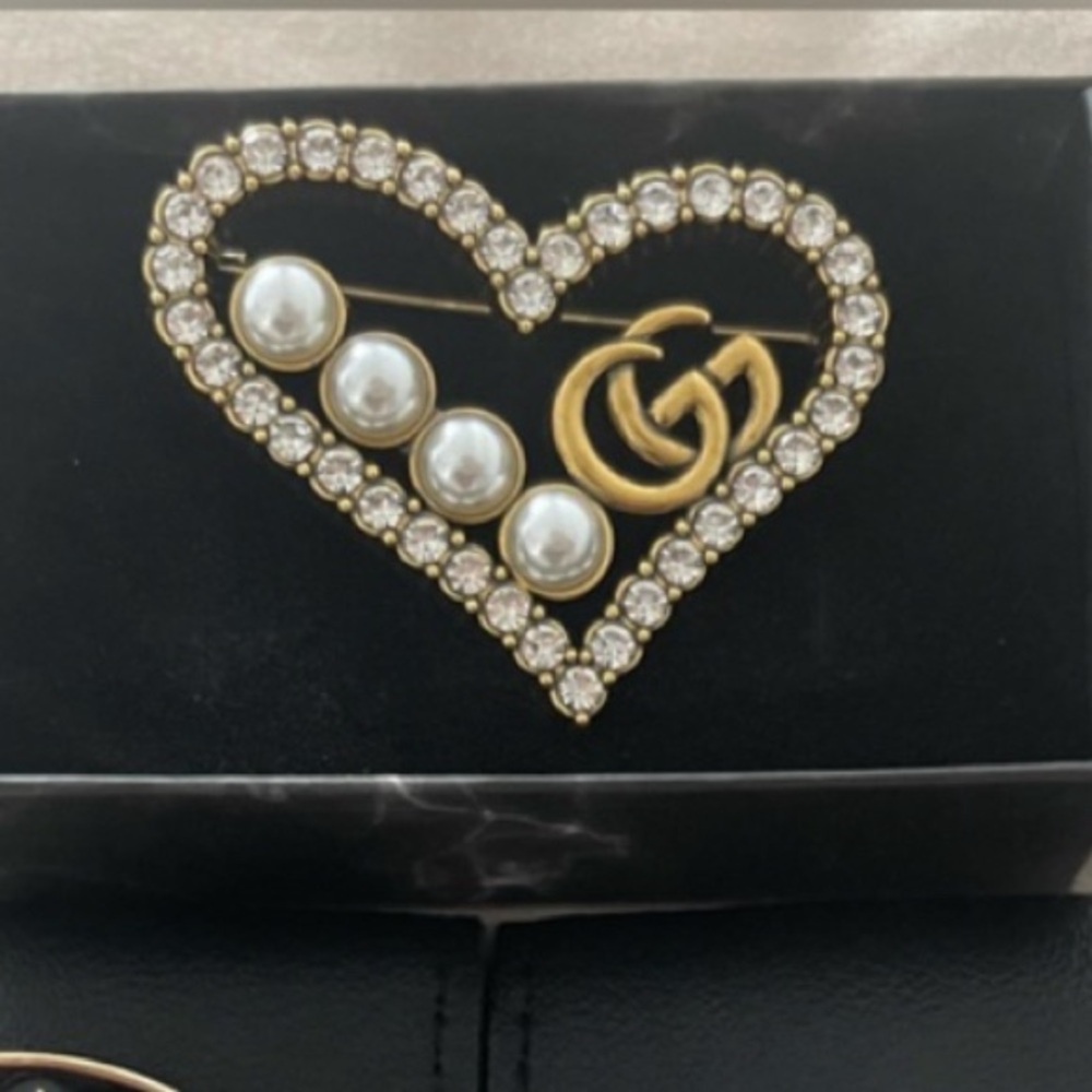 Fashion brooch